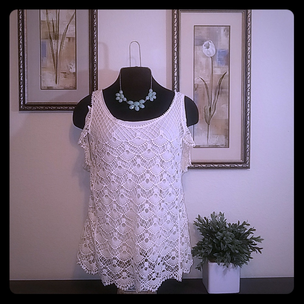Cold shoulder, lace top